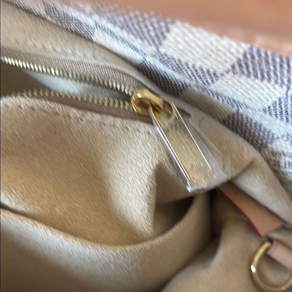 Louis Vuitton MM artsy in great condition handle has a small dent - Picture 9 of 15